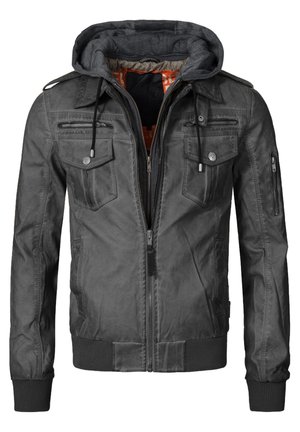 Chaqueta gris oscuro con capucha, que presenta un cierre frontal con cremallera y múltiples bolsillos. Fabricada con un material texturizado y con puños y dobladillo acanalados.