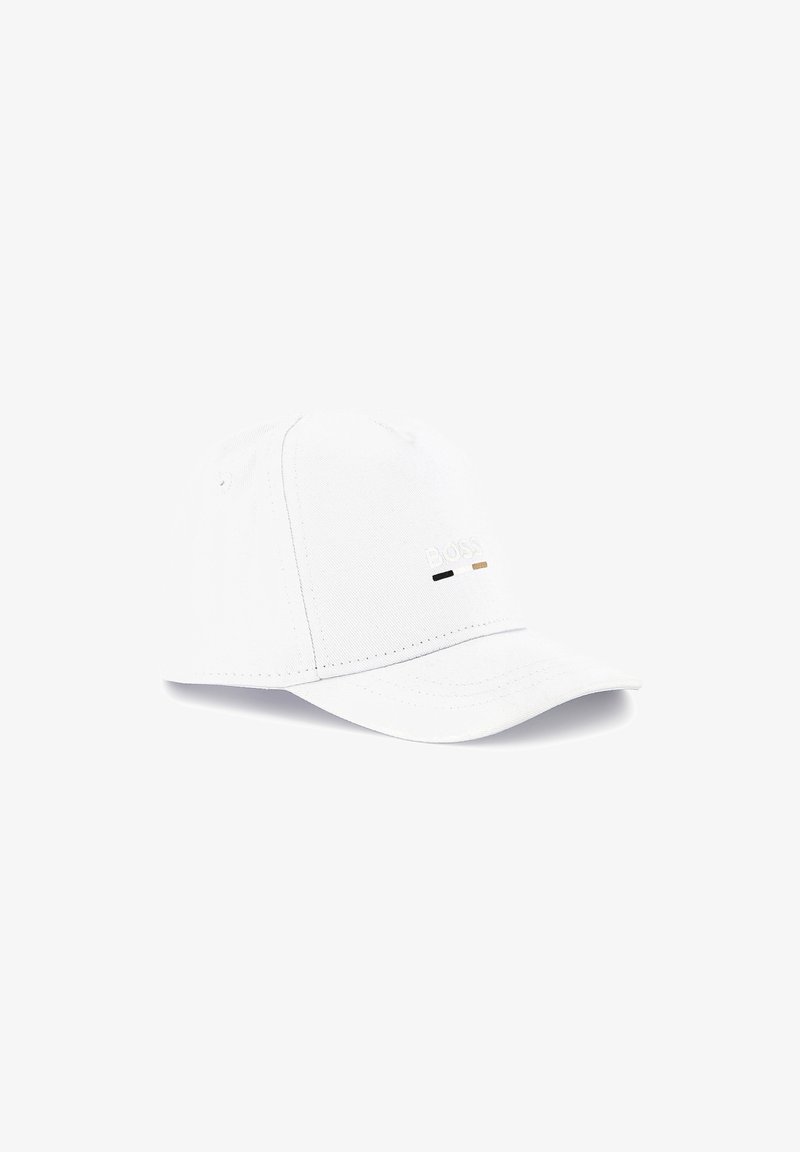 Witte baseballcap met een gebogen klep en geborduurd "BOSS"-logo in zwart en goud. Gemaakt van katoen met een gestructureerde afwerking.