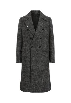 Manteau long croisé en tissu texturé gris foncé, doté de deux poches avant et de boutons noirs, avec un col cranté et une silhouette épurée.