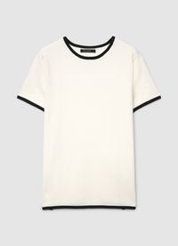 T-shirt blanc avec col et bords de manches côtelés noirs, confectionné en tissu doux. Coupe droite avec un design simple sans motifs supplémentaires.
