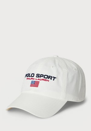 Balts beisbola cepure ar "POLO SPORT" un "RALPH LAUREN" zilu un sarkanu izšuvumu. Priekšpusē ir Amerikas karoga akcenti.