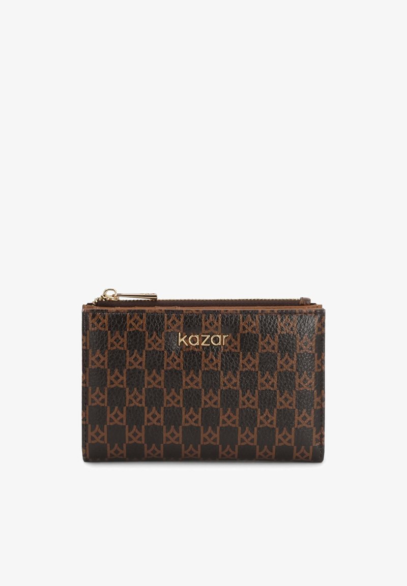 Portefeuille à damier marron et noir avec logo "kazar" doré et poche zippée supérieure, surface en cuir texturé.