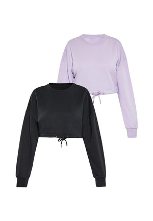 Zwei langärmlige, kurze Sweatshirts, eines schwarz und eines hellviolett, jeweils mit rundem Ausschnitt und einem Kordelzug vorne am Saum.