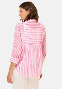 Roze gestreept shirt met een relaxed fit, voorzien van lange mouwen, een knoopmanchet en een geplooid rugontwerp in lichte stof.