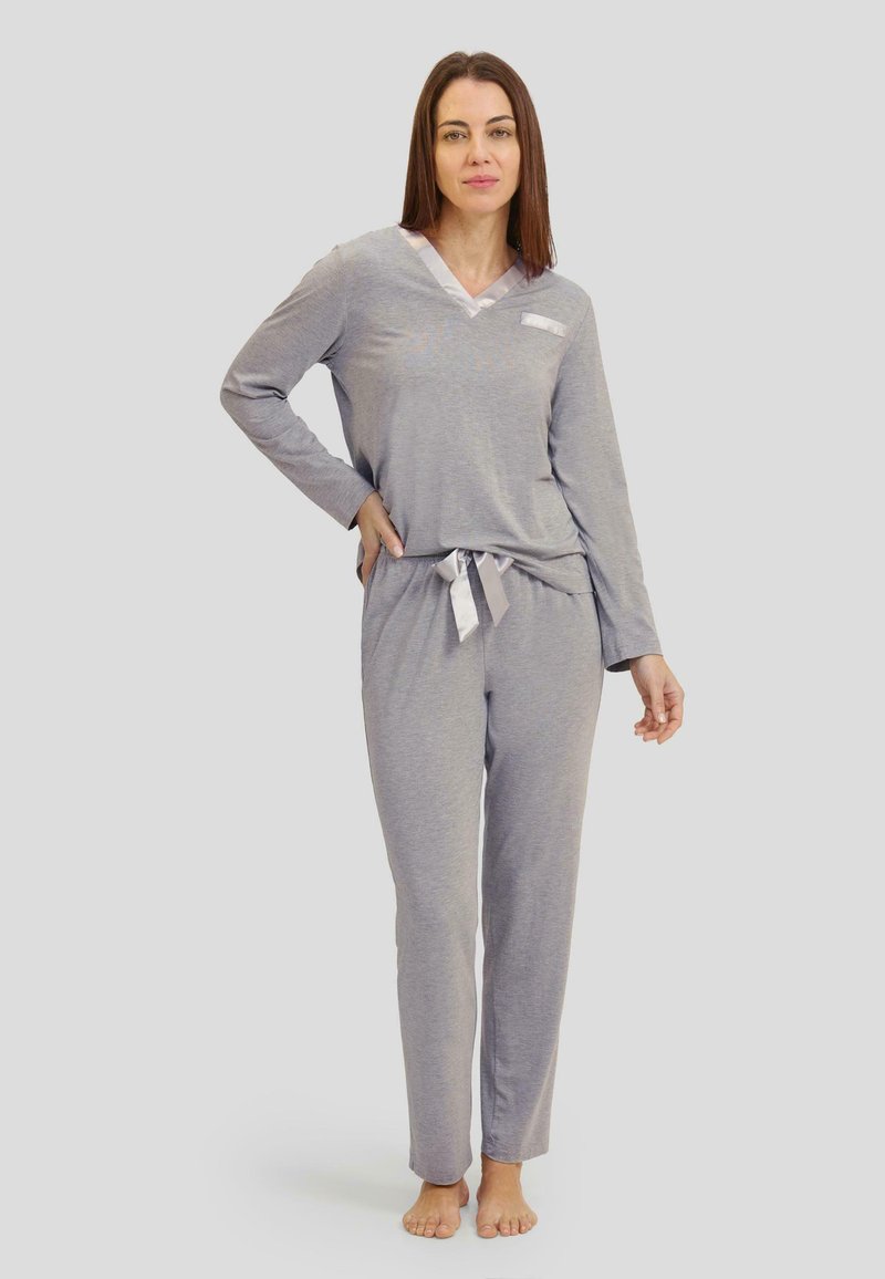 Conjunto de ropa de casa gris con mangas largas, escote en V y un bolsillo. Presenta un lazo de cinta de satén en la cintura y una textura suave.