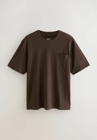 Bruine t-shirt met korte mouwen van katoen, met een ronde hals en een patchzak aan de linkerkant. Gladde textuur en een comfortabele pasvorm.