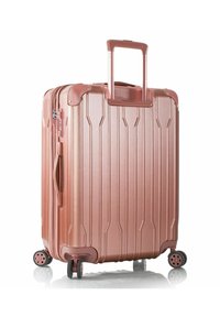 Hartschalenkoffer in Roségold, ausgestattet mit vertikalen Streifen, doppelten Rollen, Teleskopgriff und seitlichem Griff für einfaches Anheben.