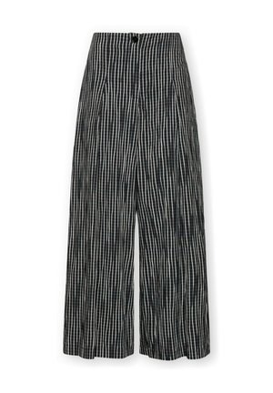 Schwarze Hose mit weitem Bein, weißem vertikalen und horizontalen Karomuster und einem vorderen Knopfverschluss.