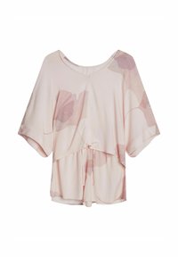 Jasnoróżowa bluzka z miękkiego materiału, z warstwowym designem, szerokimi rękawami i kwiatowym wzorem w ciemniejszych odcieniach różu.