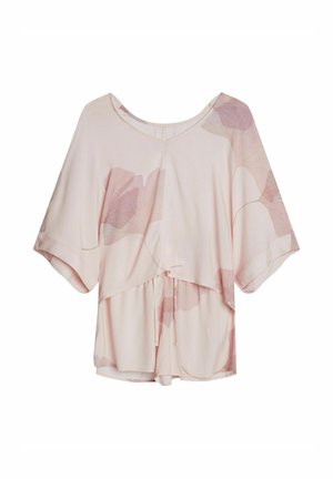 Jasnoróżowa bluzka z miękkiego materiału, z warstwowym designem, szerokimi rękawami i kwiatowym wzorem w ciemniejszych odcieniach różu.