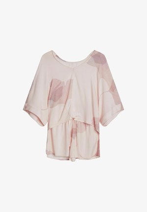 Jasnoróżowa bluzka z miękkiego materiału, z warstwowym designem, szerokimi rękawami i kwiatowym wzorem w ciemniejszych odcieniach różu.