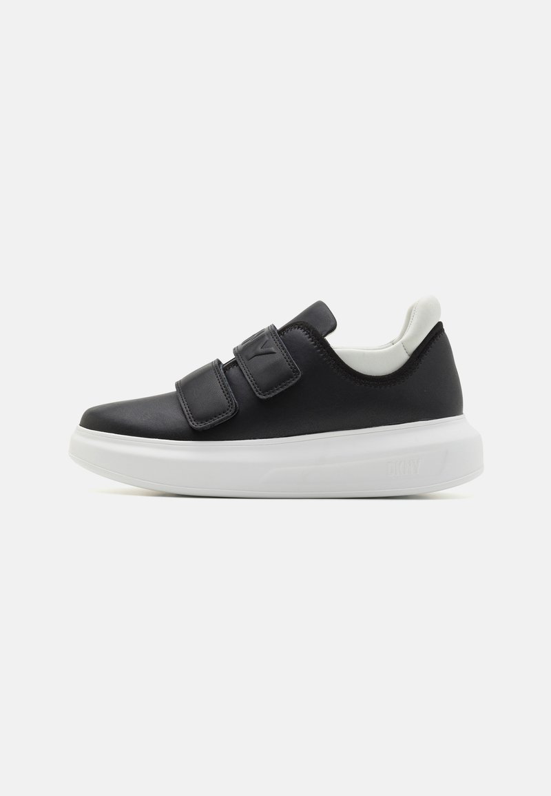 Fekete sneakers sima bőr felsőrésszel, két állítható tépőzárral, fehér talppal, kerek orral és diszkrét márkajelzéssel a saroknál.