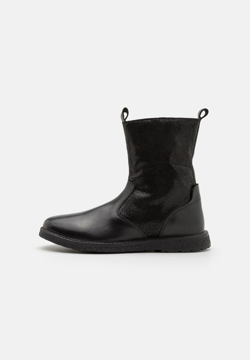 Botte en cuir noire mi-mollet avec partie supérieure texturée, languettes de tirage sur les côtés, bout arrondi et semelle en caoutchouc texturée.