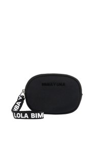 Bolso textil negro con el logo embosado "BIMBA Y LOLA", de forma ovalada, cierre de cremallera y correa ajustable con texto blanco.