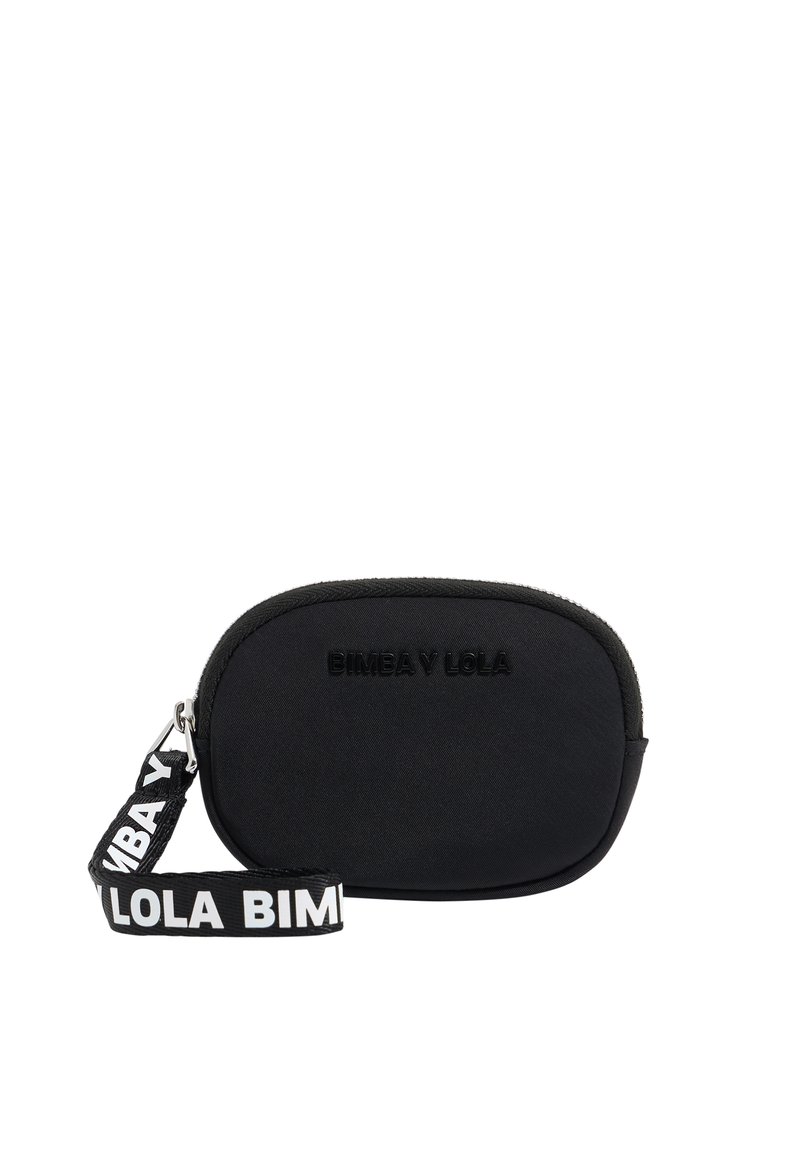 Bolso textil negro con el logo embosado "BIMBA Y LOLA", de forma ovalada, cierre de cremallera y correa ajustable con texto blanco.