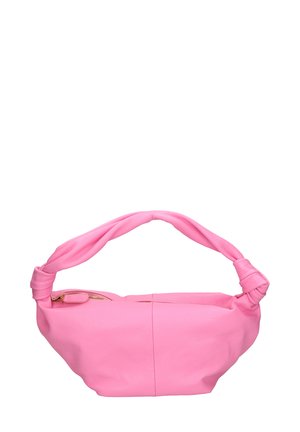 Borsa in pelle rosa con manico annodato, forma arrotondata, texture liscia e chiusura con cerniera. Presenta una cucitura che percorre il corpo.