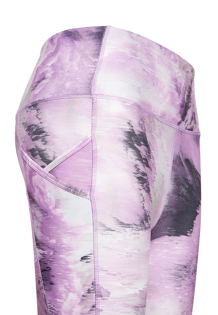 Leggings de diseño ajustado en tonos púrpura y negro con un patrón, que presentan una cintura alta y una tela texturizada con costuras en contraste.