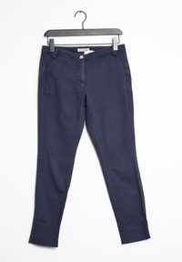 Marina blå byxor med slim fit, med framfickor, knappstängning och avsmalnande anklar. Tillverkade av ett lätt bomullsmaterial.