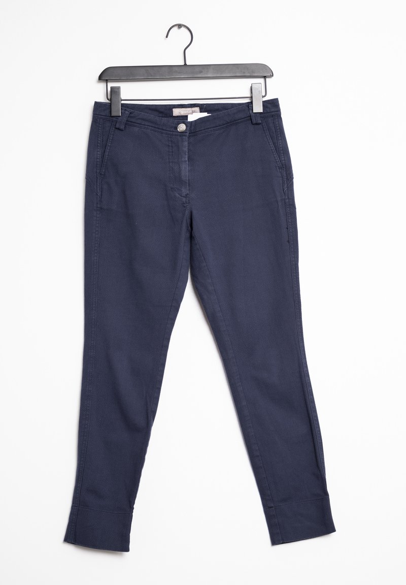 Marina blå byxor med slim fit, med framfickor, knappstängning och avsmalnande anklar. Tillverkade av ett lätt bomullsmaterial.