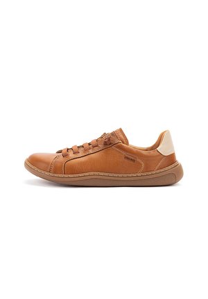 Zapatilla casual de hombre en cuero marrón con cordones, cuello acolchado y detalle beige en el talón, suela plana de goma y costuras visibles.