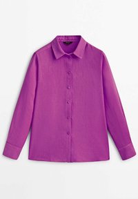 Chemise à manches longues violette avec boutons, fabriquée en tissu léger, avec un col et une coupe droite. Comprend un devant à boutons et des poignets.