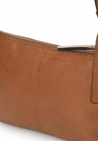 Sac à main en cuir tan avec une texture lisse, doté d'une fermeture zippée en haut et d'une bandoulière robuste. Design simple avec des détails de couture.