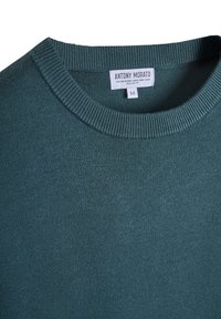 Maglione teal realizzato in misto viscosa, con collo a girocollo a coste e vestibilità rilassata. L'etichetta mostra la taglia M e le istruzioni per la cura.