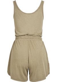 Combinaison sans manches beige avec taille élastique et shorts amples, conçue pour une tenue décontractée.