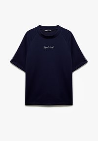 Marineblå kortærmet T-shirt med rund halsudskæring og raglanærmer. Har hvid broderet tekst "Beyond Limits" på fronten.