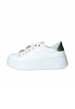 Sneakers platform bianchi con finitura in pelle liscia, hardware dorato e gemme decorative sui lacci. Accenti in raso verde sul tallone.