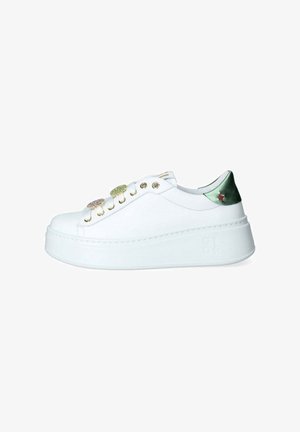 Sneakers platform bianchi con finitura in pelle liscia, hardware dorato e gemme decorative sui lacci. Accenti in raso verde sul tallone.