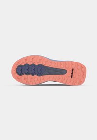 Trailrunning schoen outsole. Getextureerd roze rubber met een gebogen lugs patroon voor grip. Donkere accenten in het midden, lichtgewicht ontwerp.