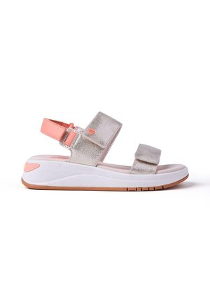 Sandalia plateada y coral de punta abierta con correas ajustables y suela blanca acolchada con dibujo marrón, vista lateral.