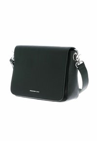 Sac en cuir noir texturé à bandoulière avec fermeture à rabat, matériel en argent et une bandoulière ajustable.