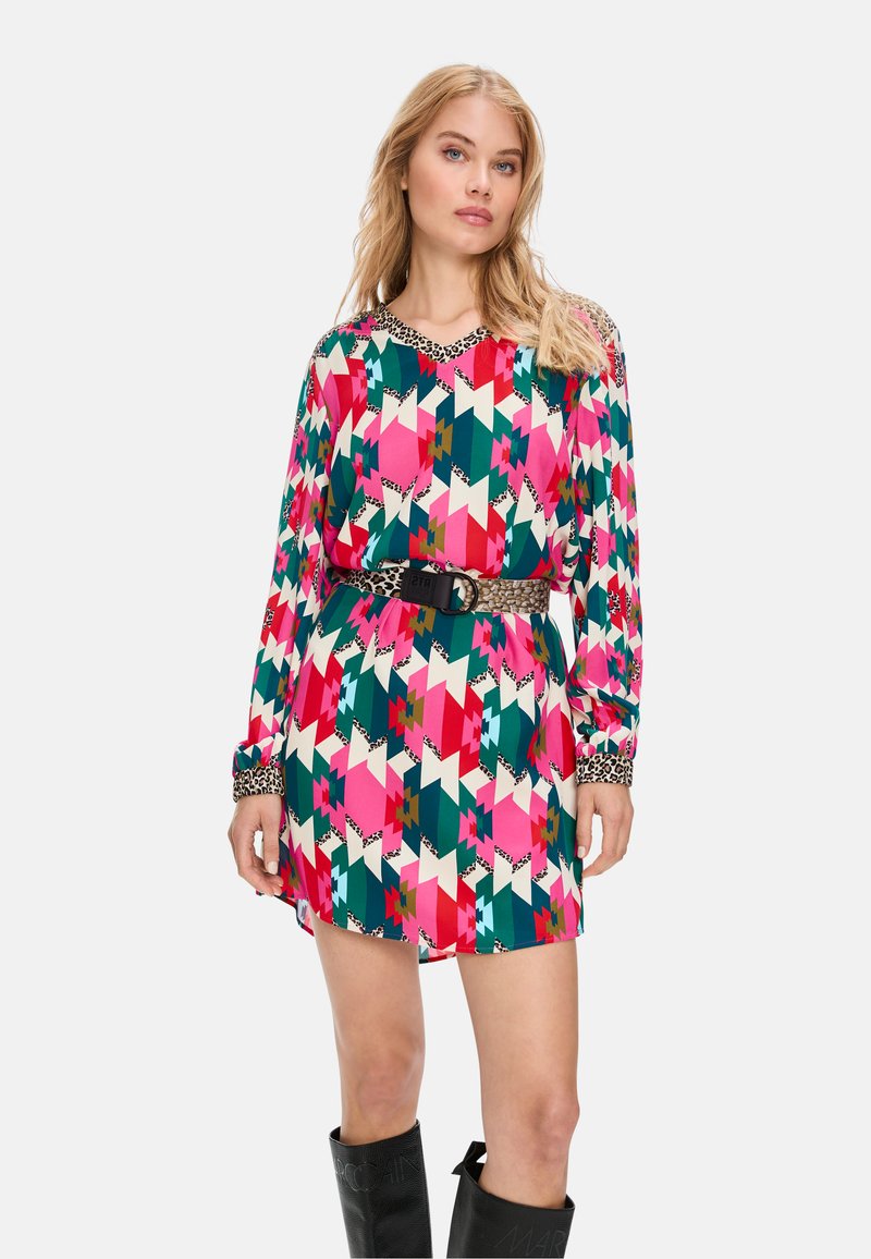 Langärmliges Kleid mit einem bunten, geometrischen Muster in Pink, Grün und Weiß, verziert mit einem dekorativen Leopardenmuster-Kragen und Gürtel.