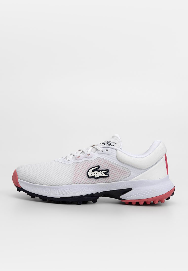 Zapatilla deportiva blanca con parte superior de malla, suela rosa y negra, diseño de cordones y logo de Lacoste en el lateral. Collar suave y acentos texturizados.