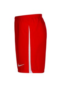 Rote Sportshorts aus leichtem Material, mit einem weißen Netzpaneel an der Seite und einem silbernen Nike-Swoosh-Logo auf der unteren Vorderseite.