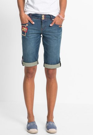 Shorts en denim au design ajusté, couleur bleu clair, avec des revers et une broderie décorative sur la poche gauche. Fermeture à bouton.