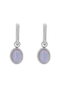 Boucles d'oreilles en argent avec un anneau torsadé et une pierre ovale de couleur violet clair. Texture lisse avec une finition polie, design minimaliste.