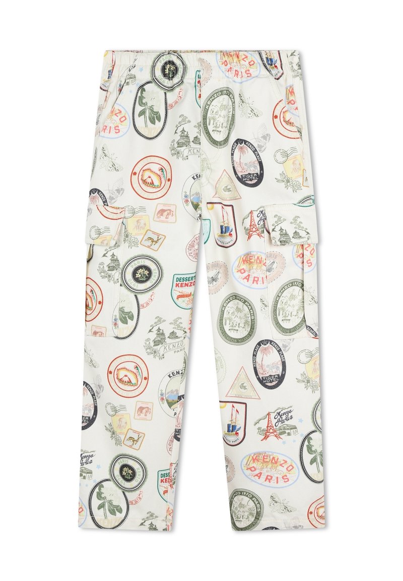 Pantalons cargo blancs avec une impression intégrale de divers tampons de voyage dans des couleurs comme le rouge, le vert et le bleu. Taille élastique avec poches latérales.
