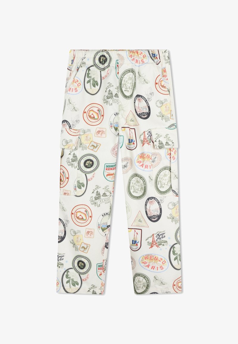 Pantalons cargo blancs avec une impression intégrale de divers tampons de voyage dans des couleurs comme le rouge, le vert et le bleu. Taille élastique avec poches latérales.