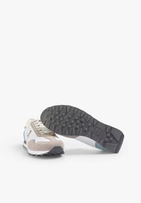 Sneaker mit Obermaterial aus beigem Wildleder und weißem Synthetik, grauen Akzenten, Gummisohle mit rutschfestem Muster und runder Zehenform.