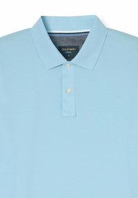 Polo shirt azzurro chiaro realizzato in cotone texturizzato con pattina a bottoni. Presenta un colletto classico e un sottile bordo striato all'interno del collo.