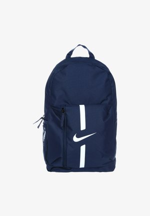 Zaino blu navy realizzato in tessuto resistente, con una tasca anteriore con zip, una tasca laterale in rete e un logo Nike bianco sulla parte anteriore.