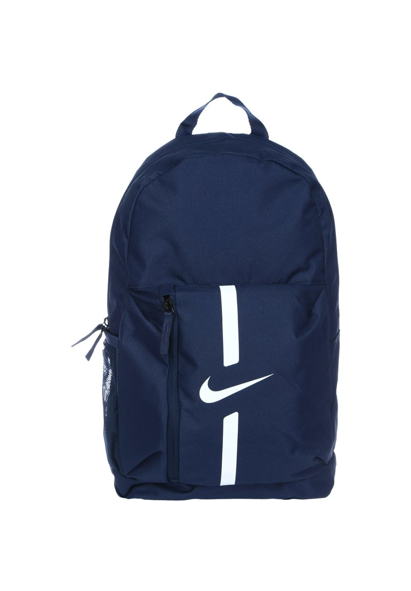 Námornícky modrý batoh vyrobený z odolnej tkaniny, so zipsovým predným vreckom, sieťovým bočným vreckom a bielym logom Nike na prednej strane.