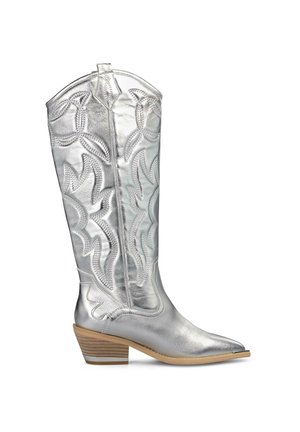 Botas de vaquero de cuero plateado con bordado decorativo, punta afilada y tacón apilado. El caña presenta un patrón floral ondulado.