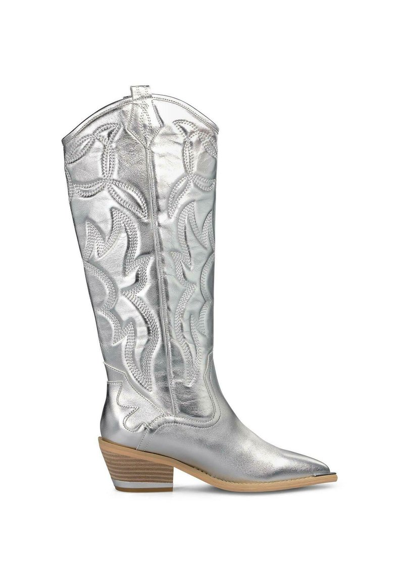 Botas de vaquero de cuero plateado con bordado decorativo, punta afilada y tacón apilado. El caña presenta un patrón floral ondulado.