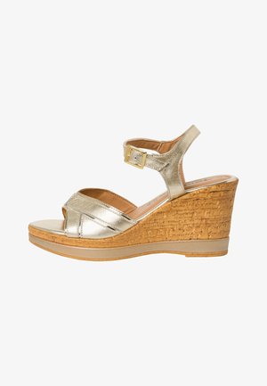 Metallic gold Wedge-Sandal mit überkreuzten Riemen, verstellbarem Knöchelriemen und einer strukturierten Kork-Absatz. Glattes Innenfutter.