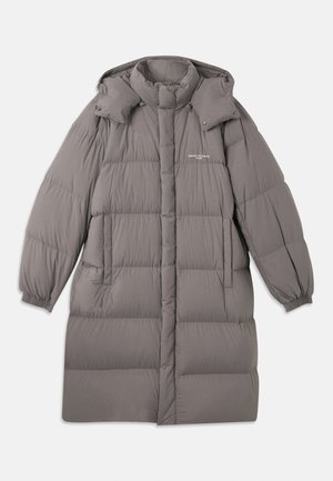 Graue Daunenjacke mit hohem Kragen, gestepptem Design, elastischen Bündchen und seitlichen Taschen. Mit einem Logo auf der Vorderseite.