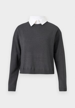 Temno siva skrajšana pulover s dolgimi rokavi, z rebrastim robom in belo srajco pod njim, s gladko teksturo.